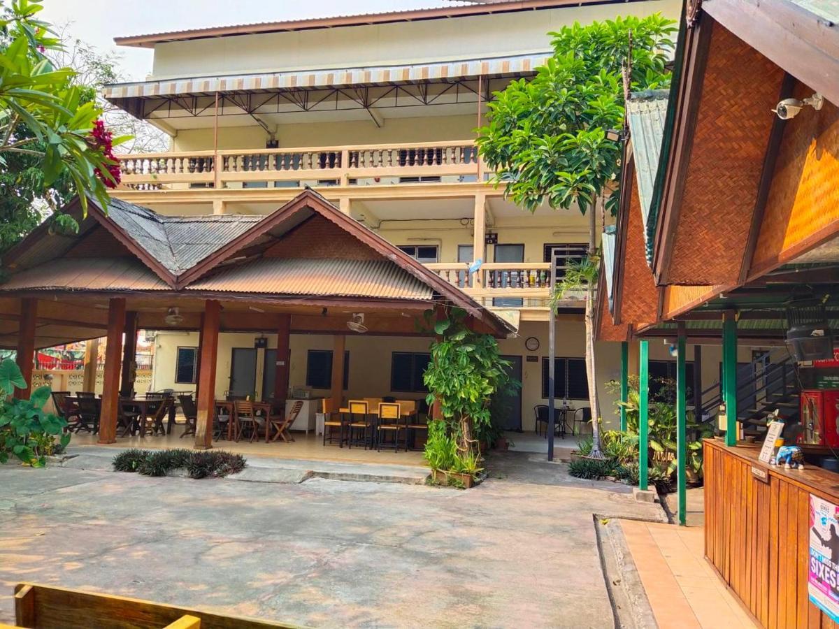 The Shire Guesthouse Чиангмай Екстериор снимка