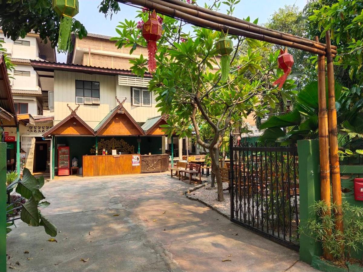 The Shire Guesthouse Чиангмай Екстериор снимка