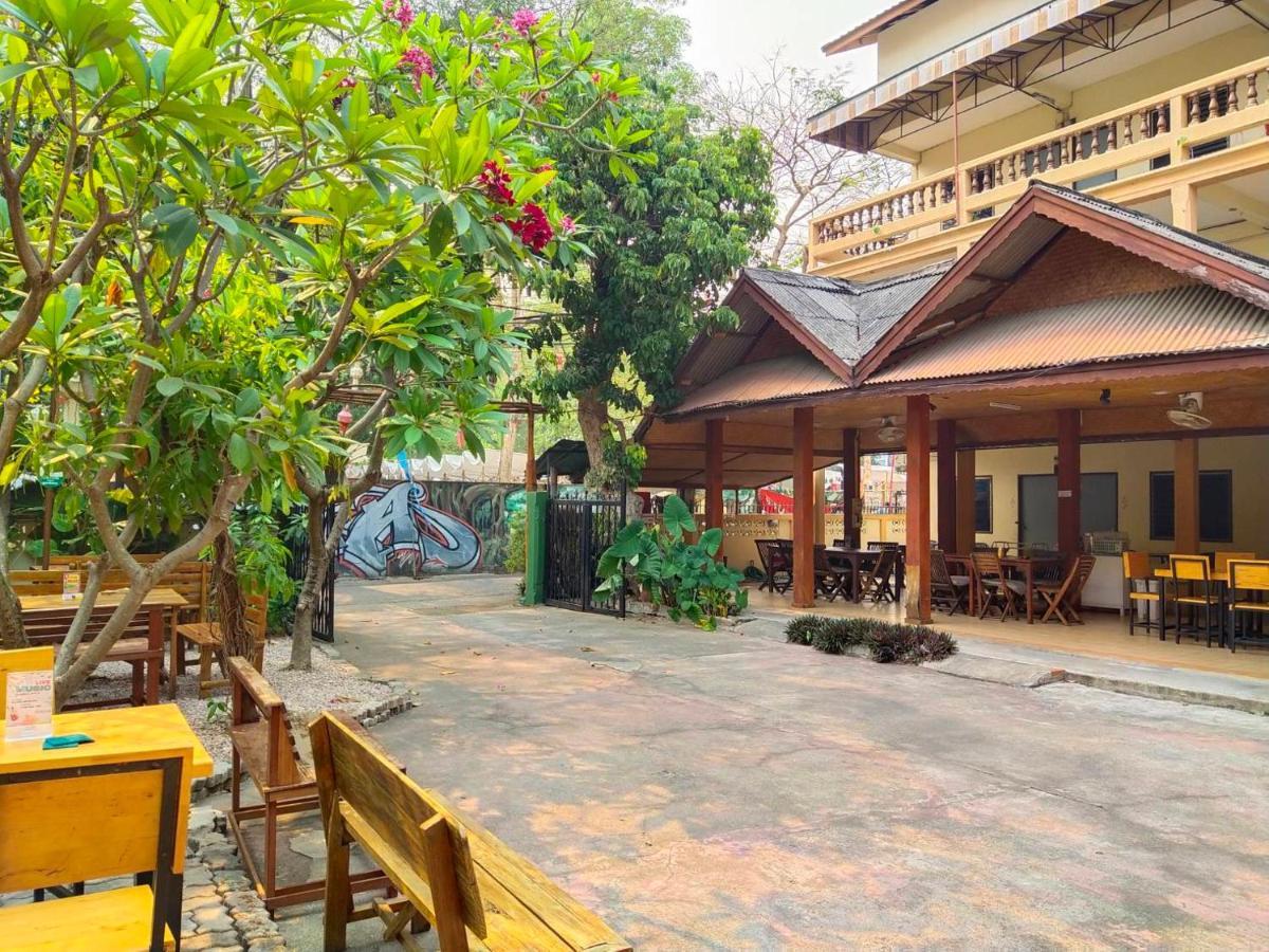 The Shire Guesthouse Чиангмай Екстериор снимка