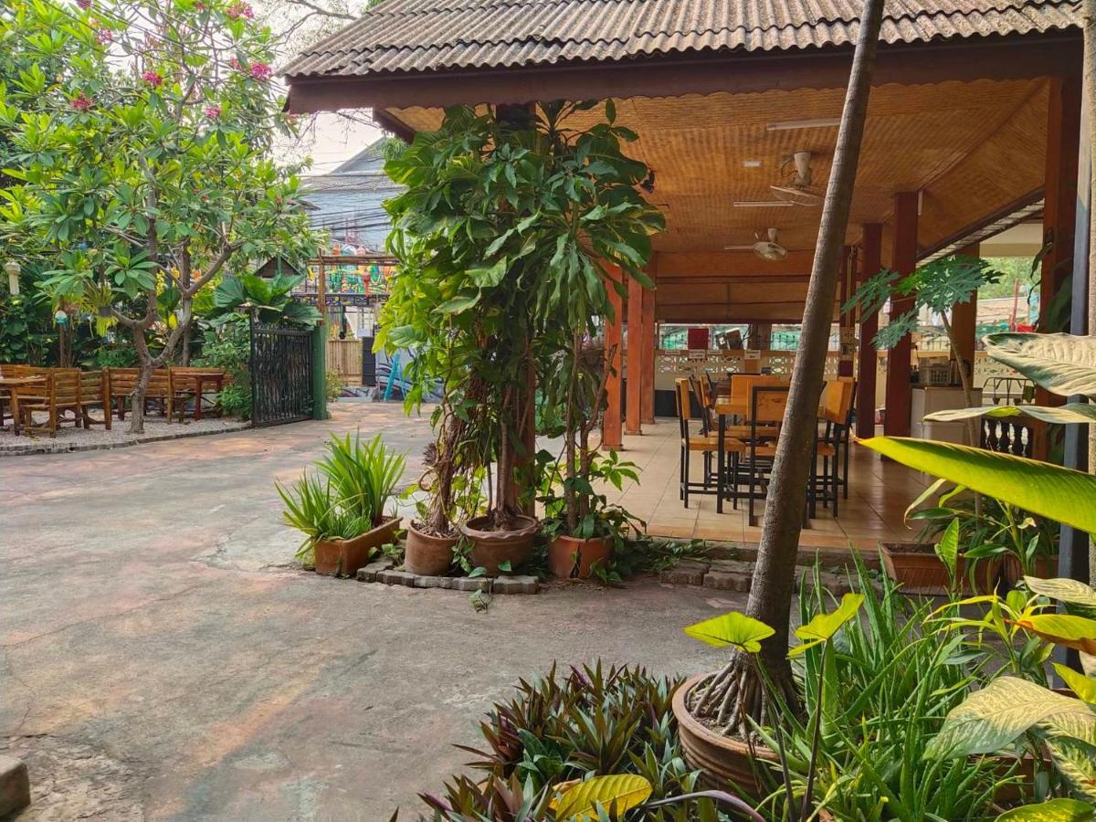 The Shire Guesthouse Чиангмай Екстериор снимка