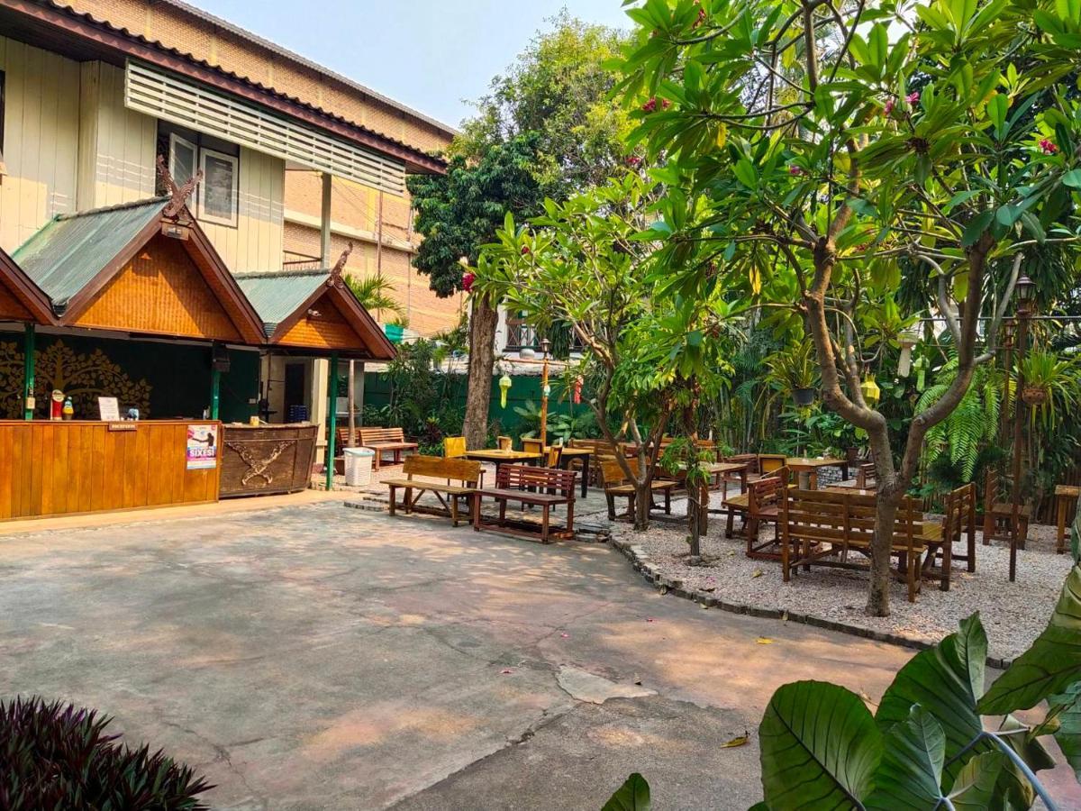 The Shire Guesthouse Чиангмай Екстериор снимка