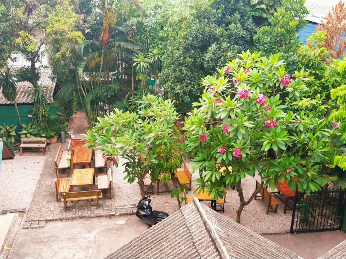 The Shire Guesthouse Чиангмай Екстериор снимка